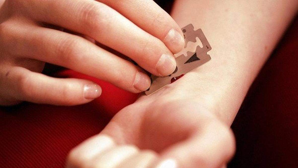 На Полтавщині біля школи дві 14-річні дівчинки порізали собі вени На Полтавщині біля школи дві 14-річні дівчинки порізали собі вени