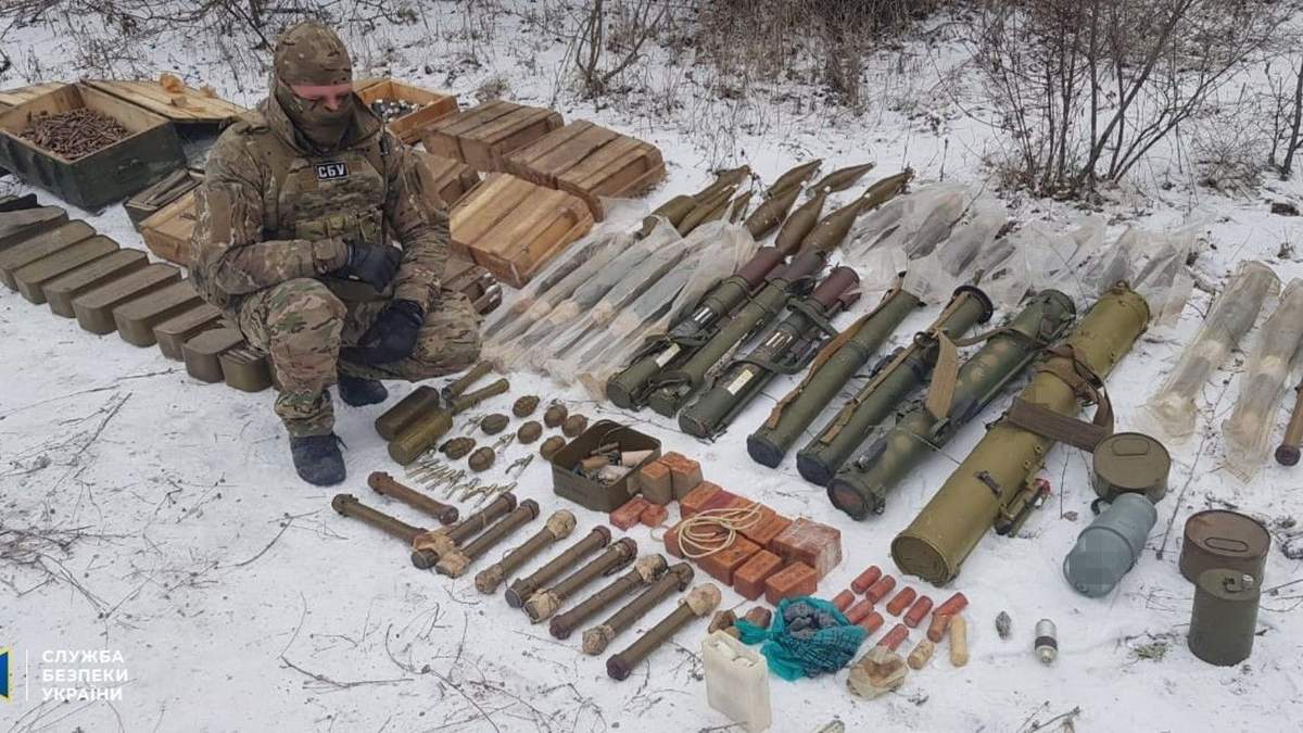 На Луганщині знайшли схованку з арсеналом зброї і вибухівки з Росії На Луганщині знайшли схованку з арсеналом зброї і вибухівки з Росії