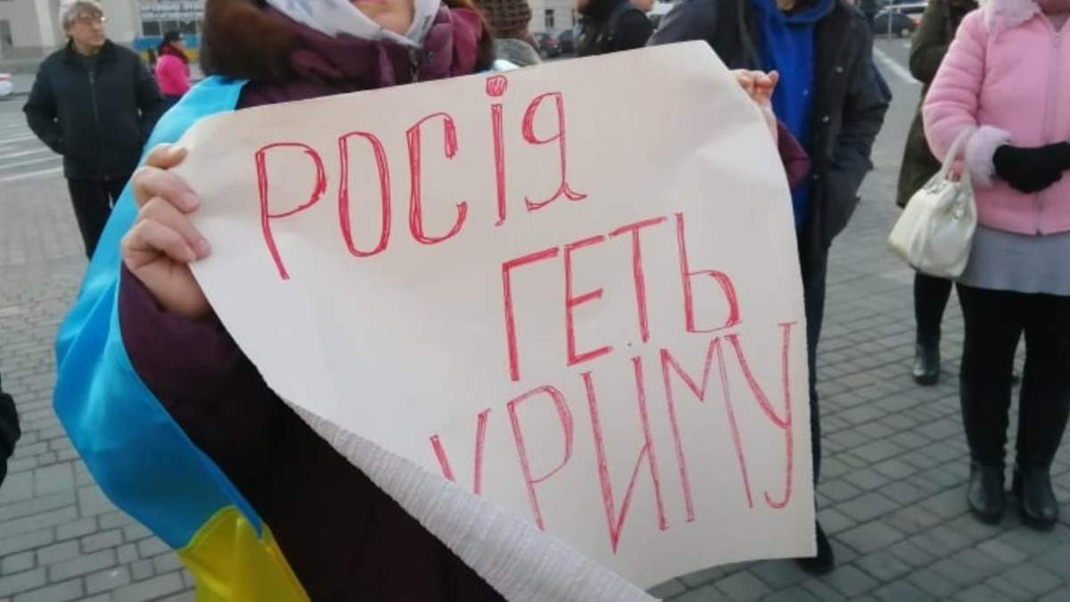 Спалять опудало Путіна: акція до Дня спротиву окупації Криму в Херсоні Спалять опудало Путіна: акція до Дня спротиву окупації Криму в Херсоні