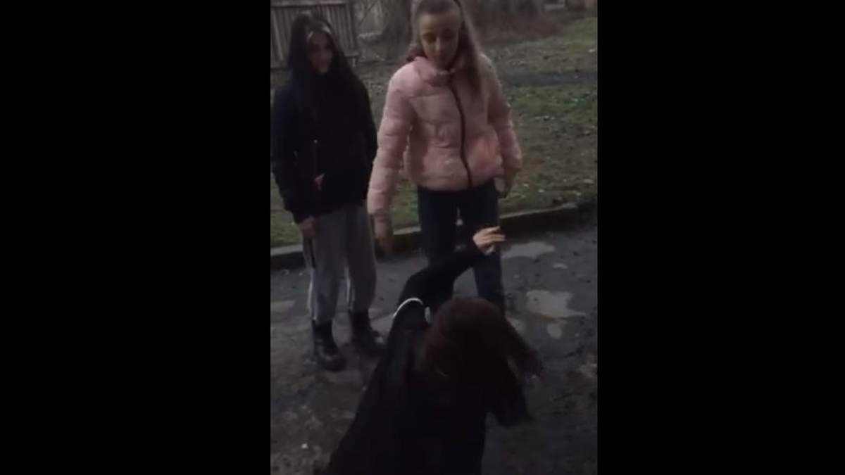 У Кривому Розі школярки поставили на коліна й побили однолітку: відео У Кривому Розі школярки поставили на коліна й побили однолітку: відео
