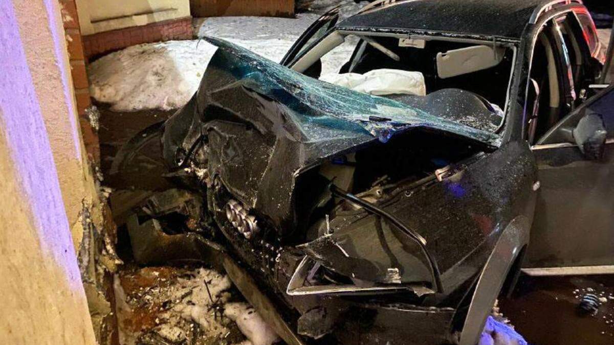 На Рівненщині п'яний водій заїхав в арку санаторію 28.02.2021 На Рівненщині п'яний водій заїхав в арку санаторію 28.02.2021