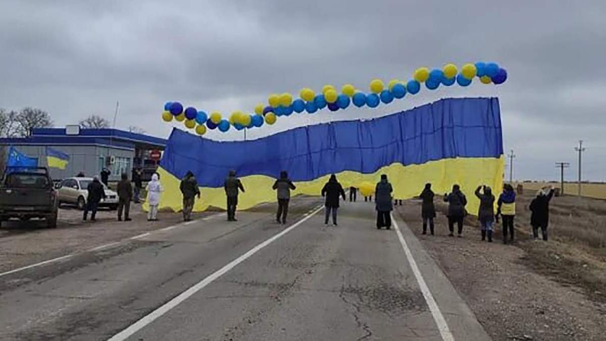 В сторону Крыма запустили флаг Украины с посланиями: фото В сторону Крыма запустили флаг Украины с посланиями: фото