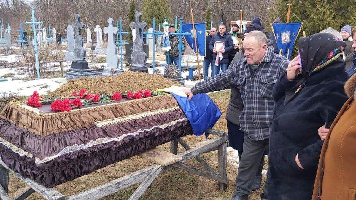 На Вінниччині поховали загиблого на Донбасі українського бійця На Вінниччині поховали загиблого на Донбасі українського бійця