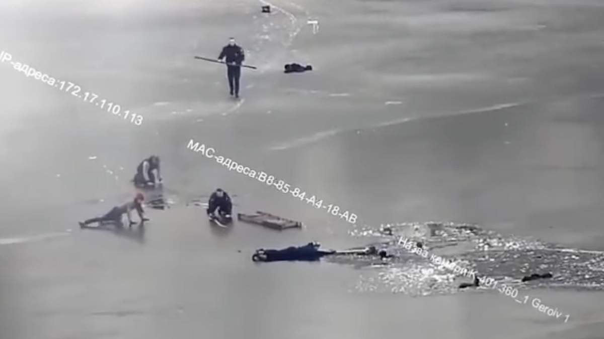 У Дніпрі 4 людей провалилися під кригу, їх врятували патрульні: відео У Дніпрі 4 людей провалилися під кригу, їх врятували патрульні: відео