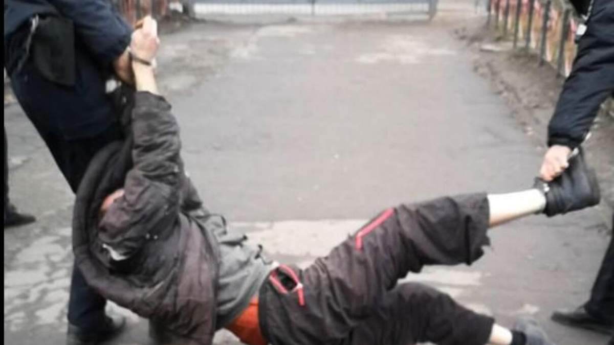 Патрульные тащили мужчину за наручники Патрульные тащили мужчину за наручники