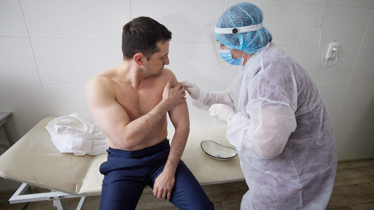 СМИ о вакцинации Зеленского и соревнование между политиками - фото СМИ о вакцинации Зеленского и соревнование между политиками - фото