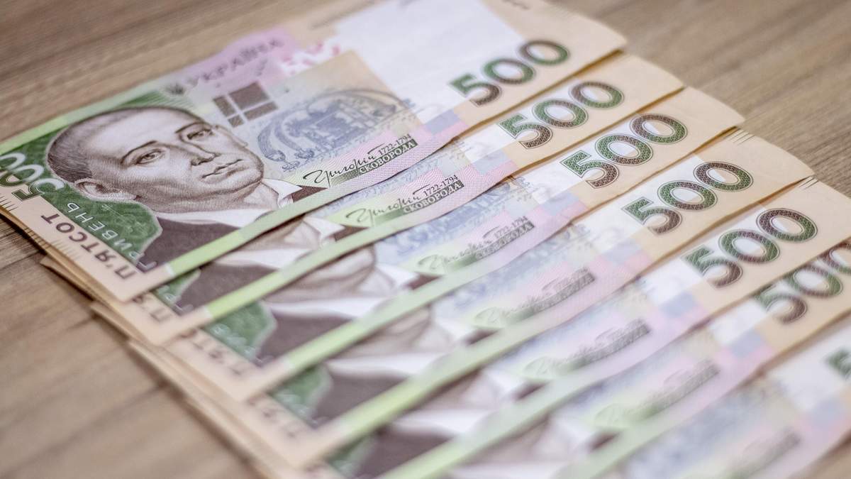 Украинская семья платит государству более 4 тысяч долларов в год Украинская семья платит государству более 4 тысяч долларов в год