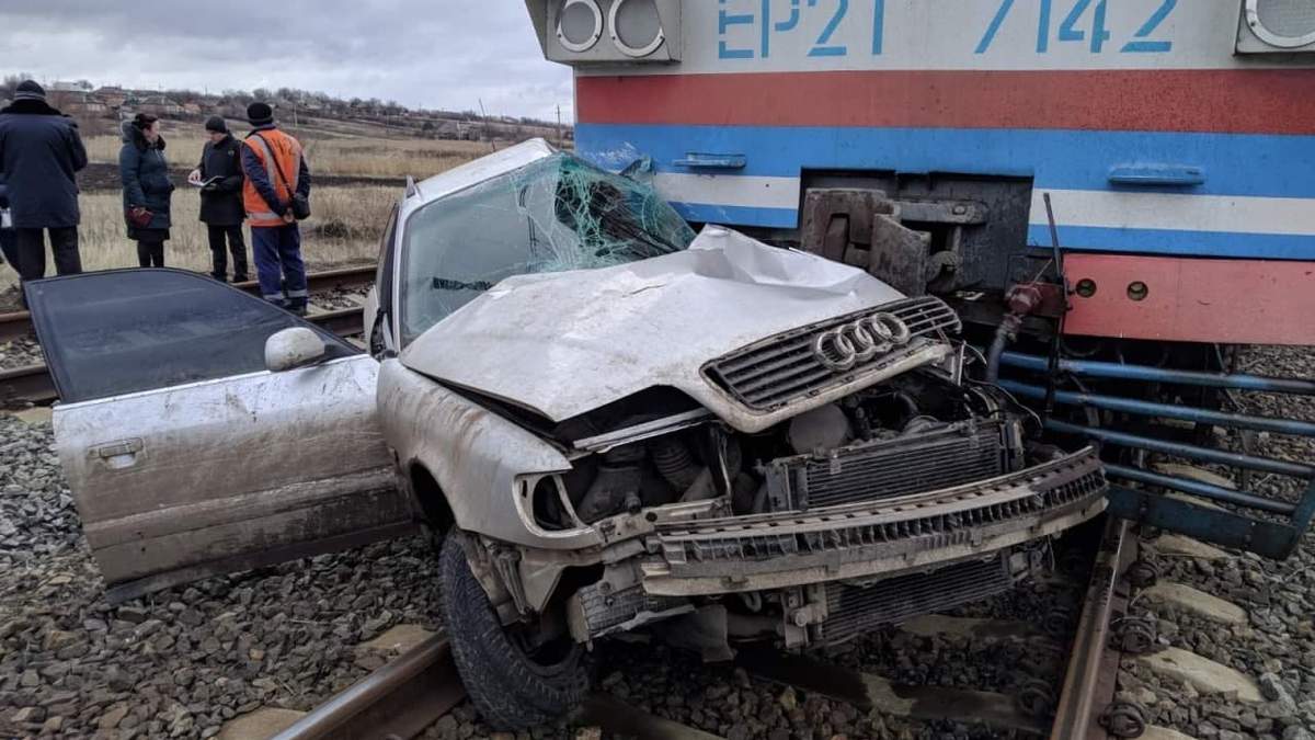 На Донеччині потяг розтрощив Audi, водій загинув На Донеччині потяг розтрощив Audi, водій загинув