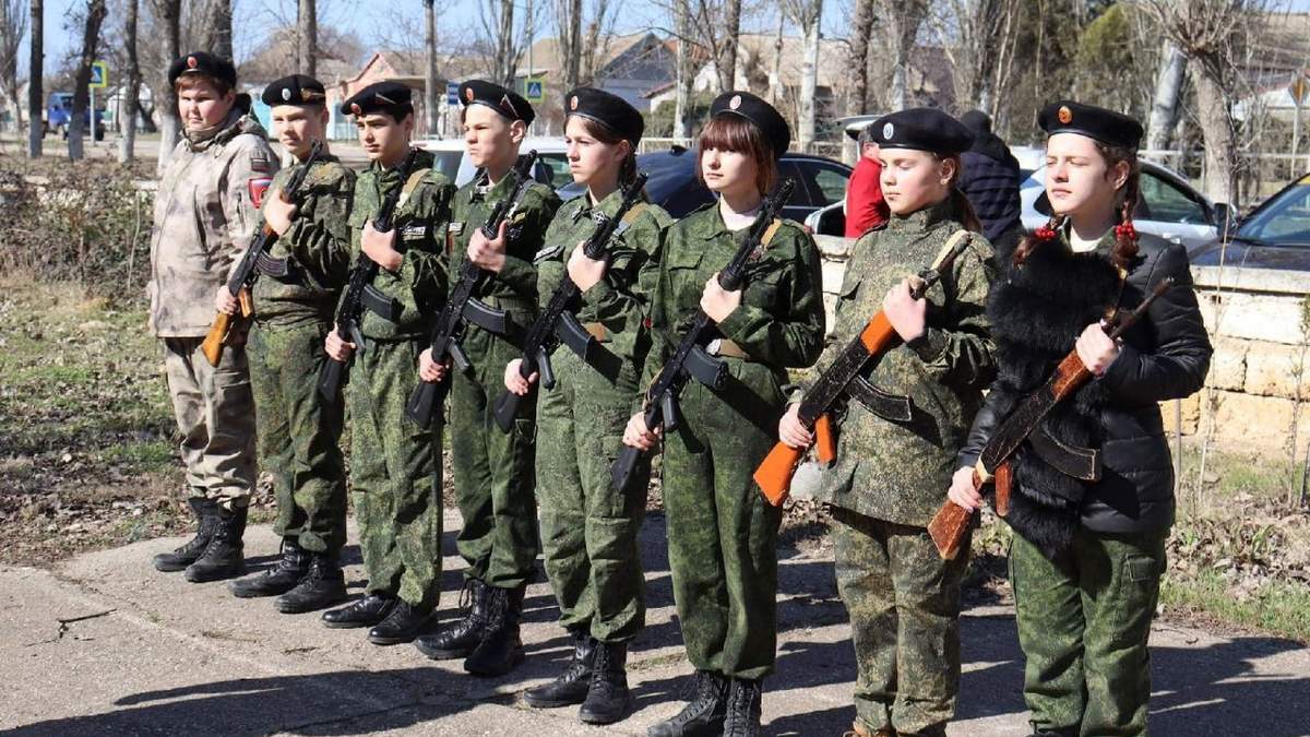 Как оккупанты зомбируют детей в крымском городе Саки: фото Как оккупанты зомбируют детей в крымском городе Саки: фото