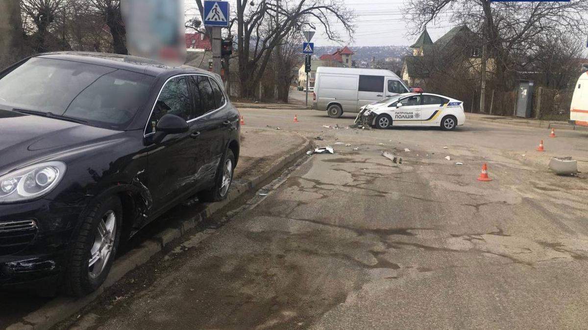 У Чернівцях поліцейський Prius протаранив Porsche У Чернівцях поліцейський Prius протаранив Porsche