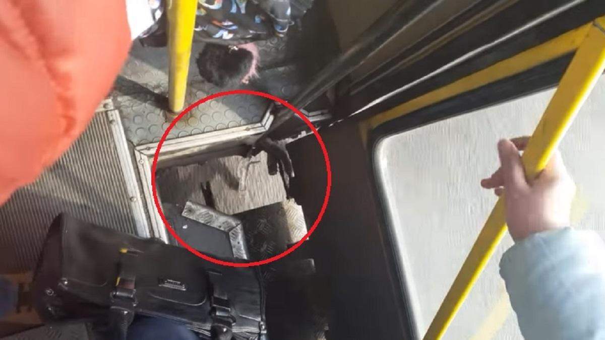 У Луцьку маршрутка курсувала з пробитим дном – відео У Луцьку маршрутка курсувала з пробитим дном – відео