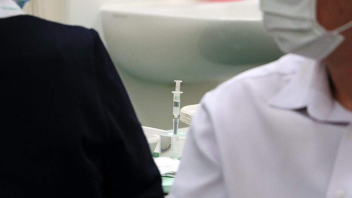 Міністри України вакцинуватимуться разом, якщо домовляться Міністри України вакцинуватимуться разом, якщо домовляться