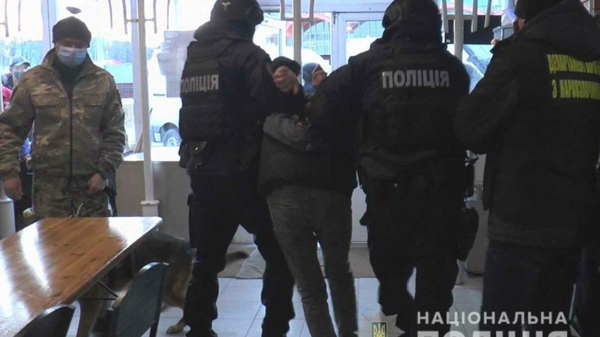 У кафе в Сумах поліція шукала наркотики, а знайшла зброю: фото У кафе в Сумах поліція шукала наркотики, а знайшла зброю: фото