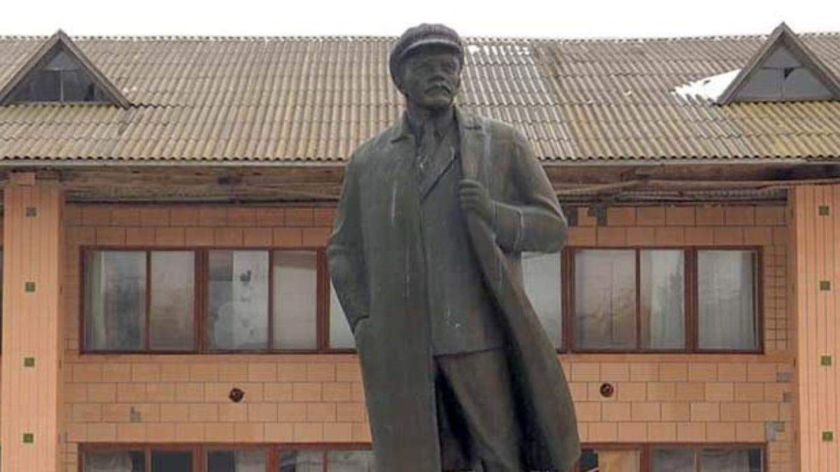 На Миколаївщині таки знесли останній пам'ятник Леніну На Миколаївщині таки знесли останній пам'ятник Леніну