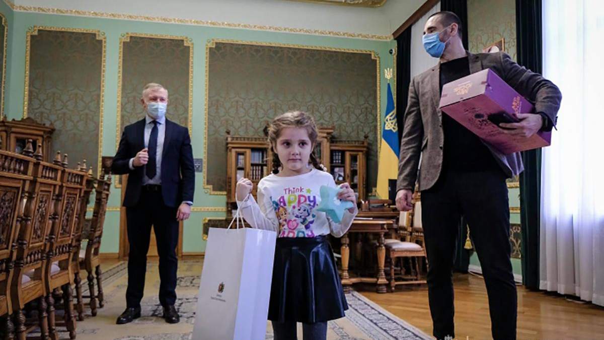 Зеленский поздравил с 8 Марта девочку, которую затравили в саду Зеленский поздравил с 8 Марта девочку, которую затравили в саду