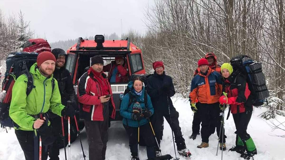Рятувальники відшукали в Карпатах групу туристів – фото Рятувальники відшукали в Карпатах групу туристів – фото