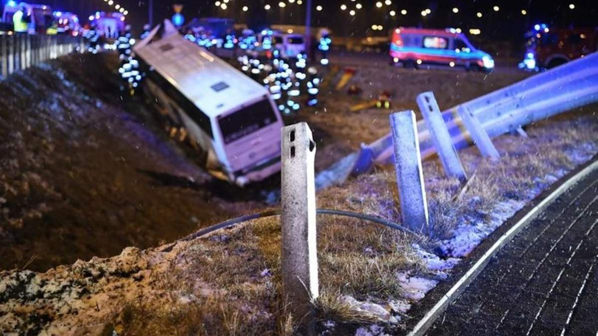 У Польщі 22 березня 2021 в ДТП потрапив автобус з українцями: є жертва У Польщі 22 березня 2021 в ДТП потрапив автобус з українцями: є жертва