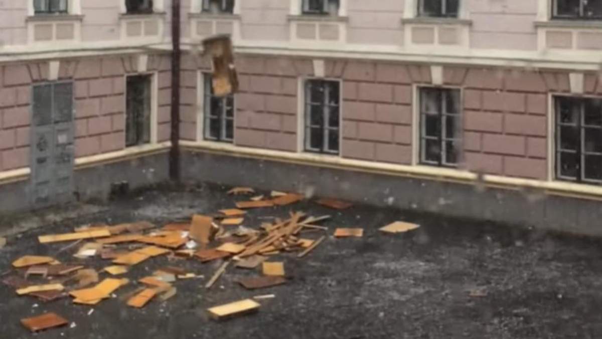 З вікна ОДА у Чернівцях у двір викидали меблі – відео З вікна ОДА у Чернівцях у двір викидали меблі – відео