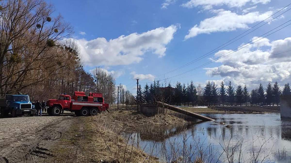 Тала вода затопила Млинів на Рівненщині: фото Тала вода затопила Млинів на Рівненщині: фото