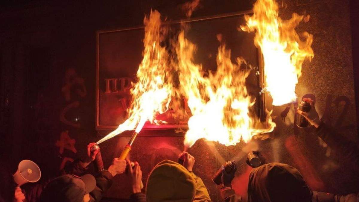 Що робити із активістами, які на акції через Стерненка розмалювали ОП Що робити із активістами, які на акції через Стерненка розмалювали ОП