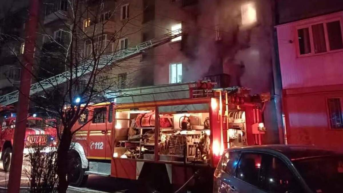 В Івано-Франківську пожежа у 5-поверхівці 28 березня 2021: фото В Івано-Франківську пожежа у 5-поверхівці 28 березня 2021: фото