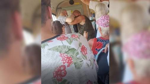 В Одессе дедушки жестко подрались за место в трамвае: видео